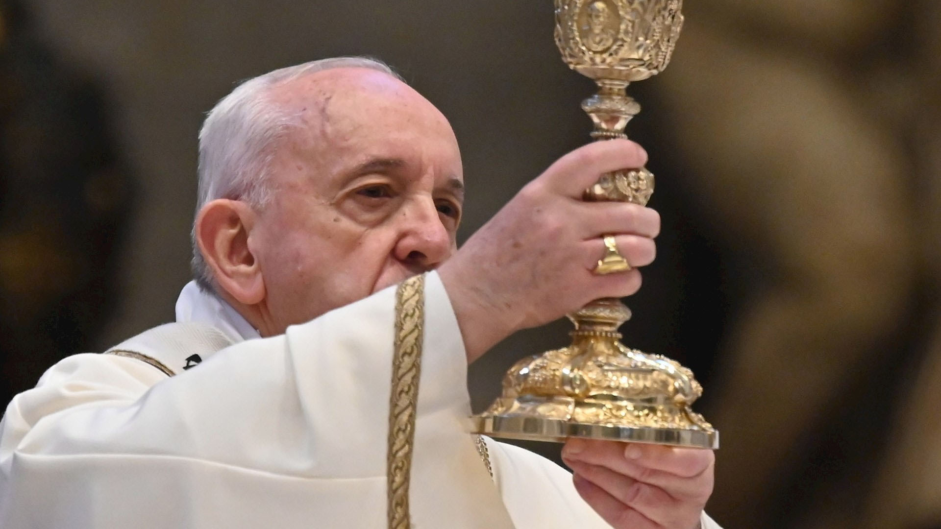 Papa Francisco pide pensar en la gente y no en el dinero tras COVID-19
