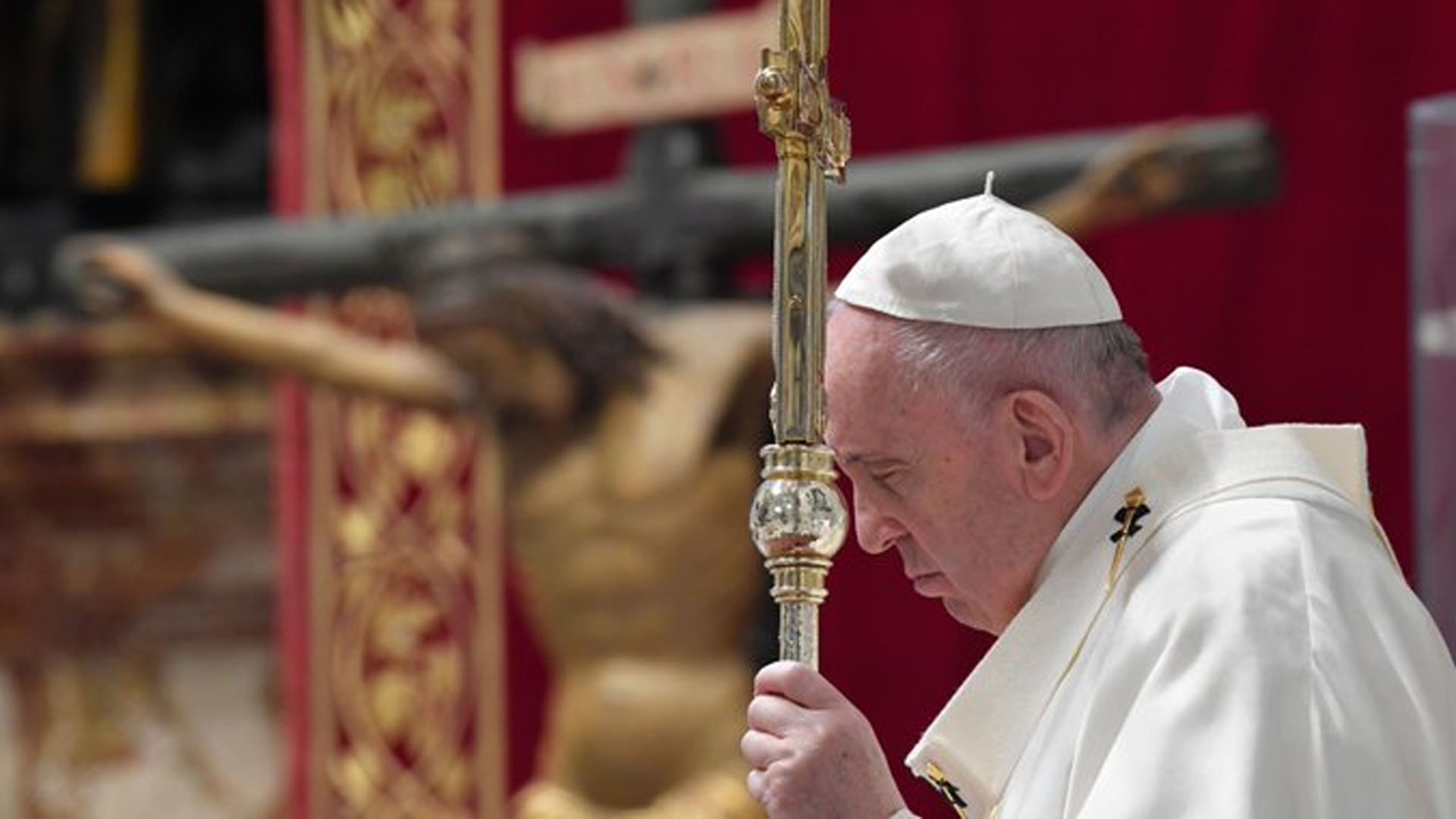 Papa Francisco honra a los “santos” que luchan contra el COVID-19