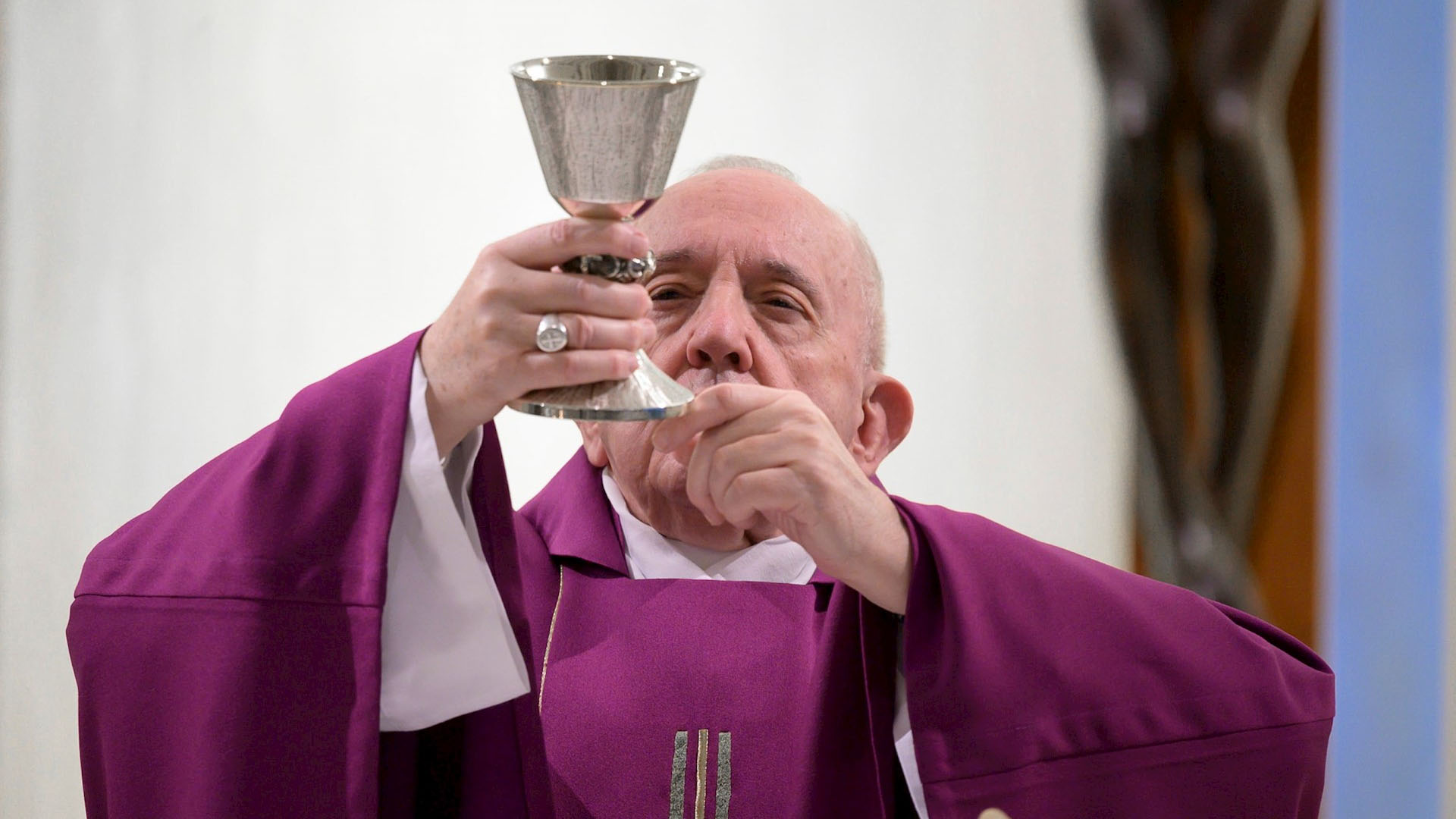 Estar con los pobres no es ser comunista, afirma el papa Francisco