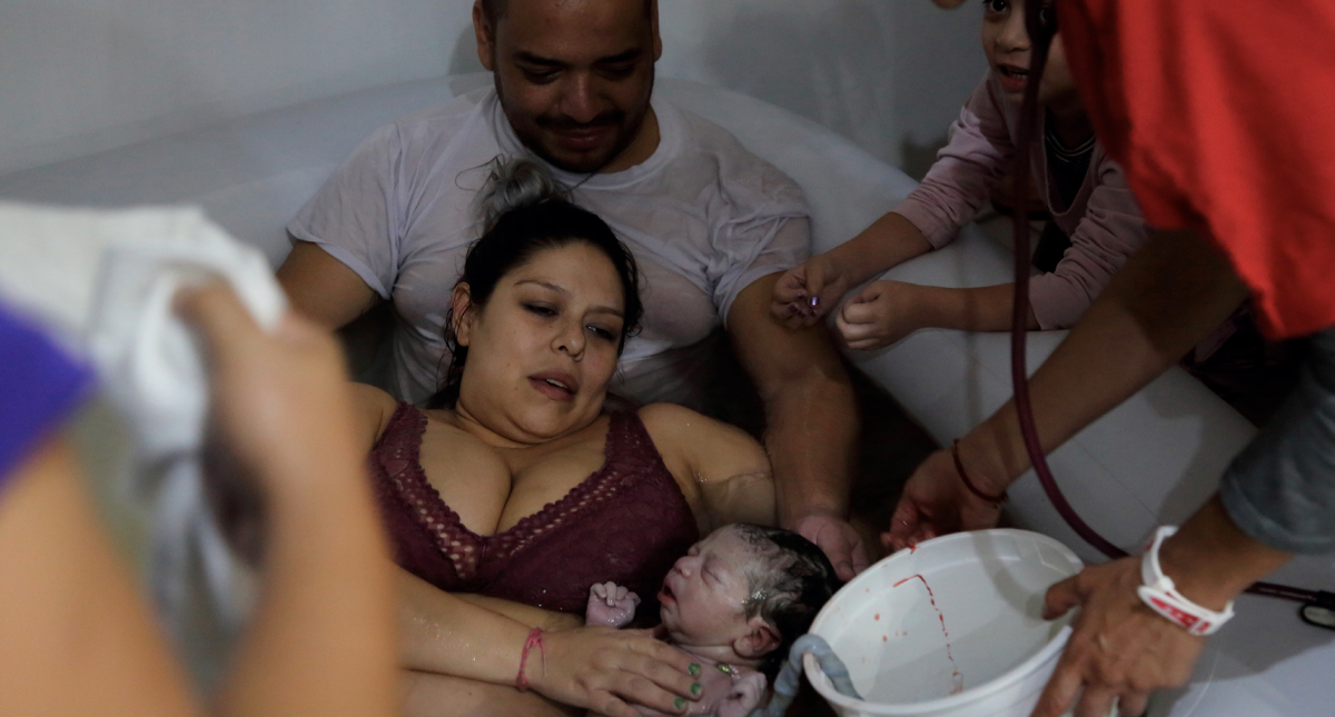 Miedo de contraer COVID-19 lleva a mexicanas a dar a luz en sus casas