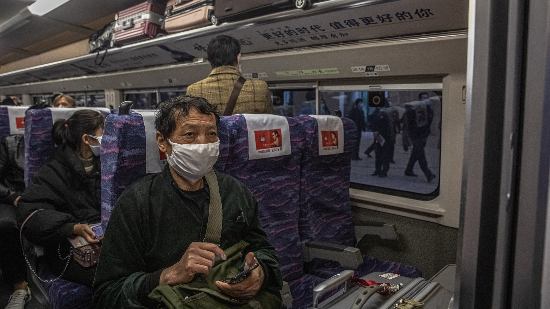 #Video Levantan cuarentena en Wuhan tras 76 días de bloqueo - pasajeros-en-tren-que-sale-de-wuhan-china-tras-aislamiento