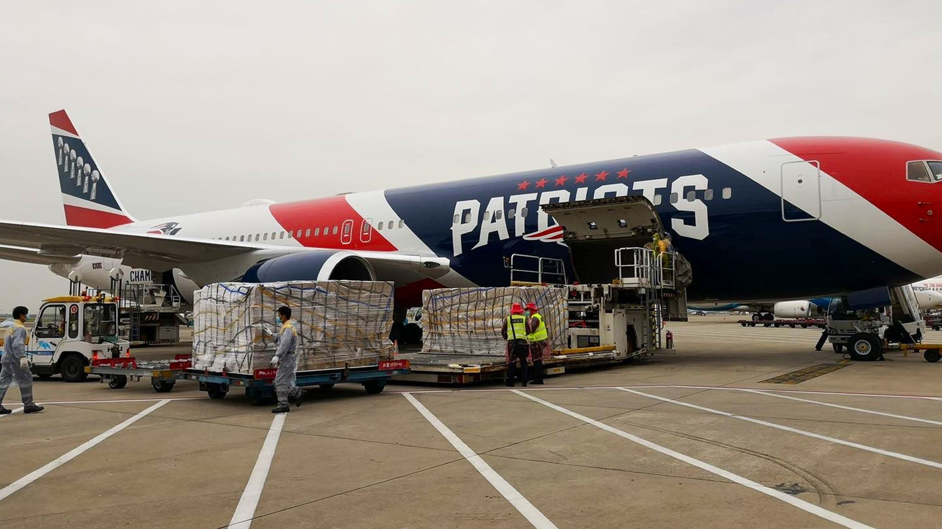 Patriotas prestan su avión para transportar mascarillas por COVID-19 Patriotas prestan su avión para transportar mascarillas por COVID-19