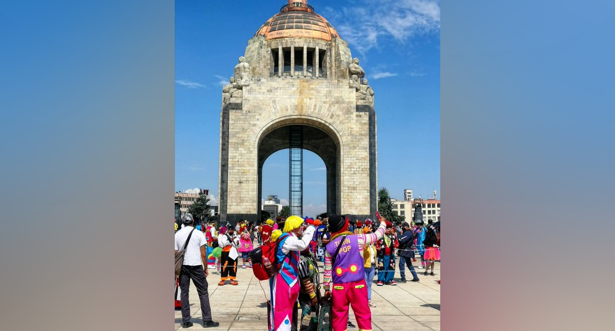 Payasos festejan a niños en su día; realizan marcha a Palacio Nacional