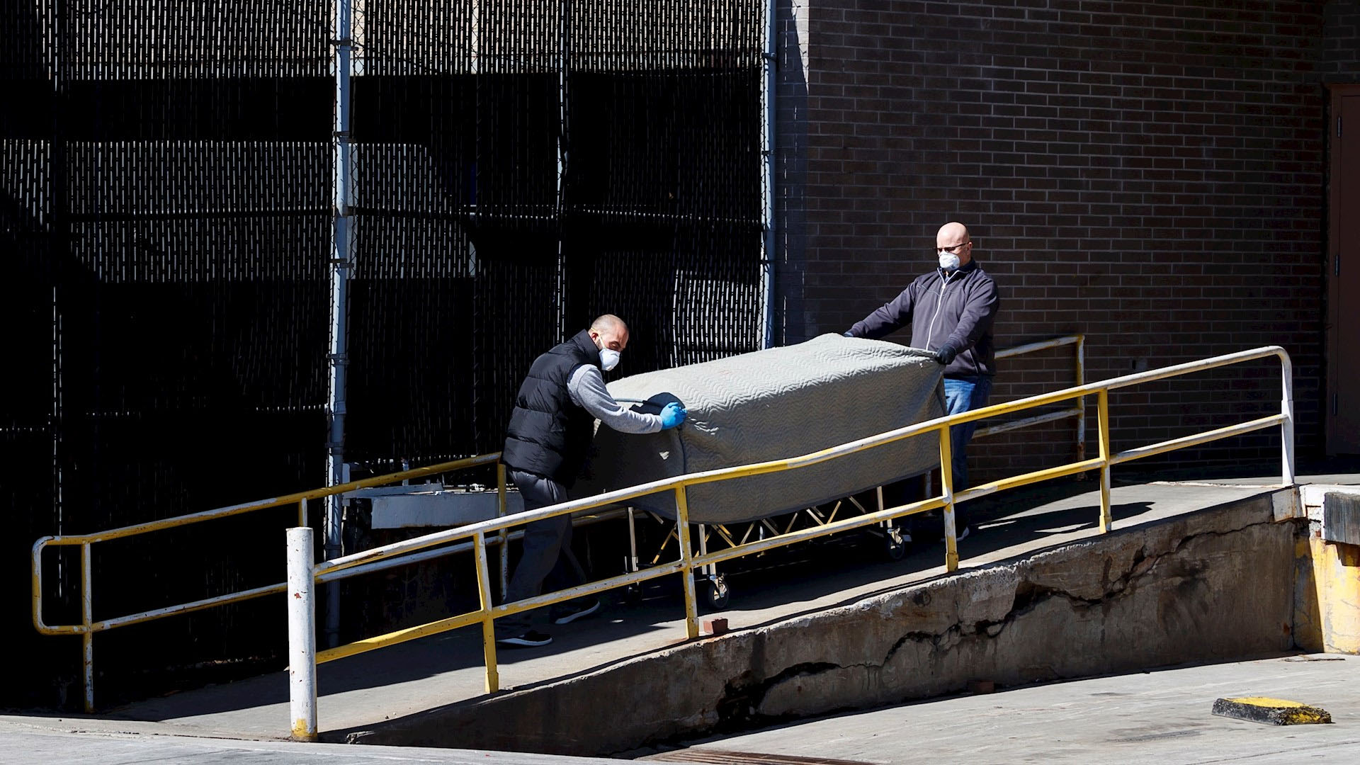 EE.UU. busca recolectar 100 mil bolsas para cadáveres ante COVID-19