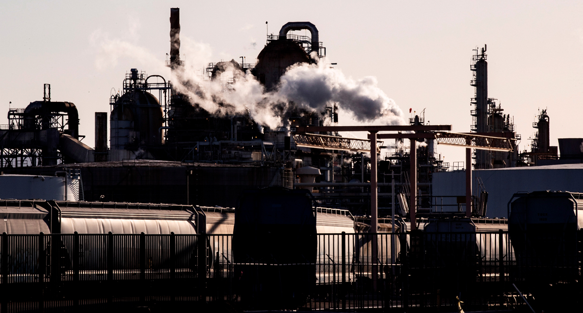 Petróleo de Texas cae 24.56 por ciento ante escasez de almacenamiento del crudo