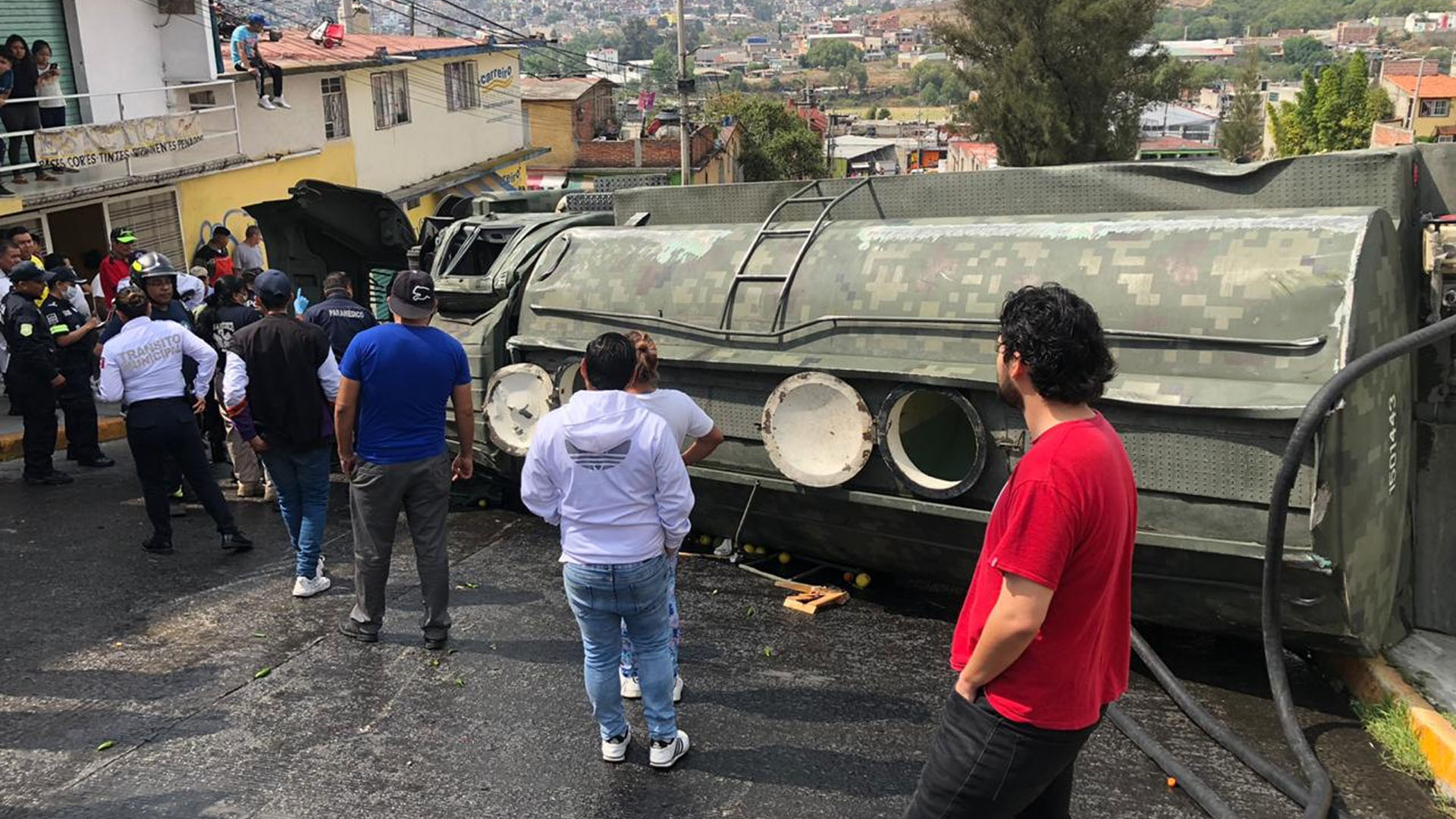 Volcadura de pipa de Sedena en Naucalpan deja un herido