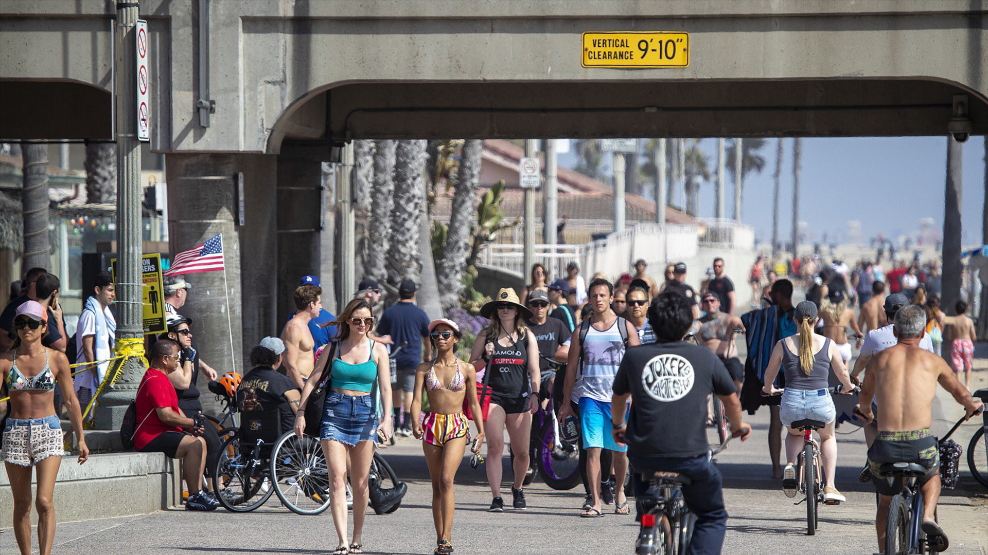 Playas de California abarrotadas tras relajación de contingencia por COVID-19