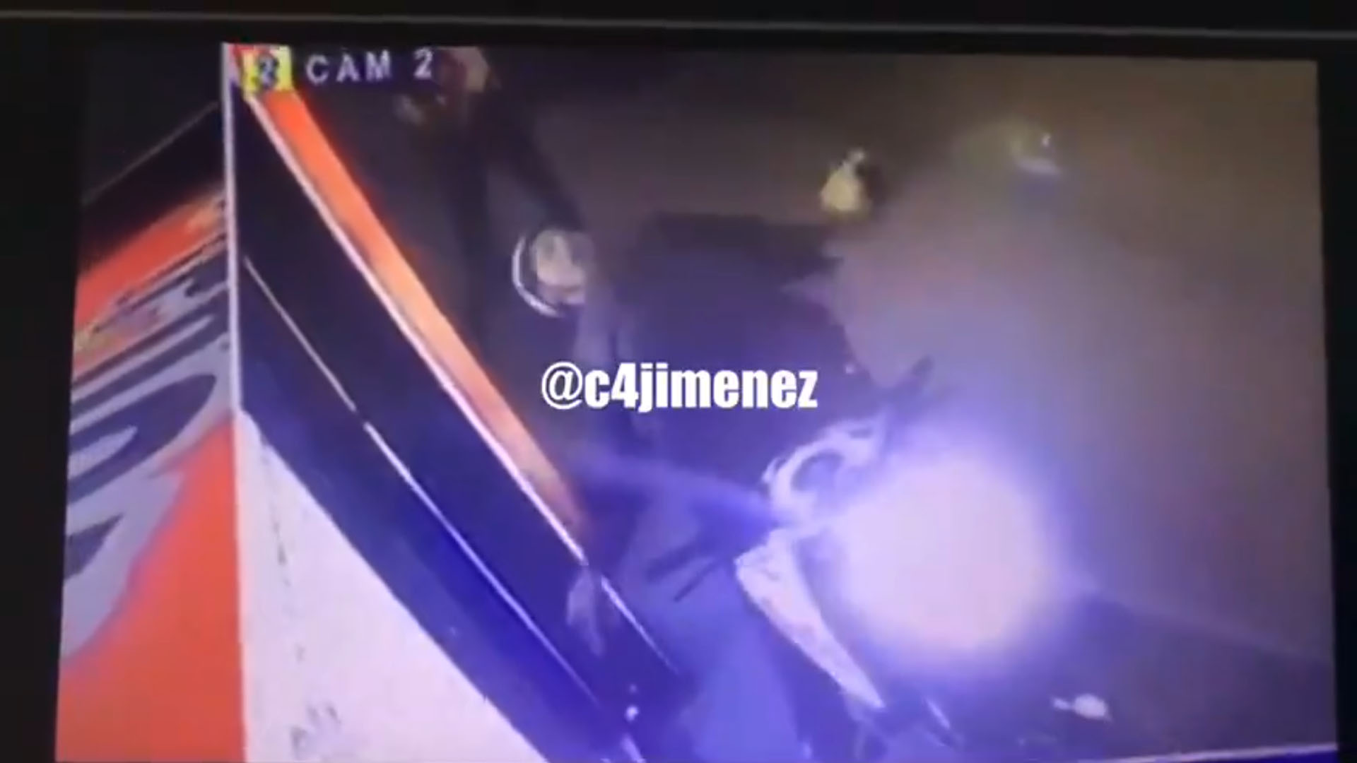 #Video Policía abate a hombre que pretendía robarle su motocicleta
