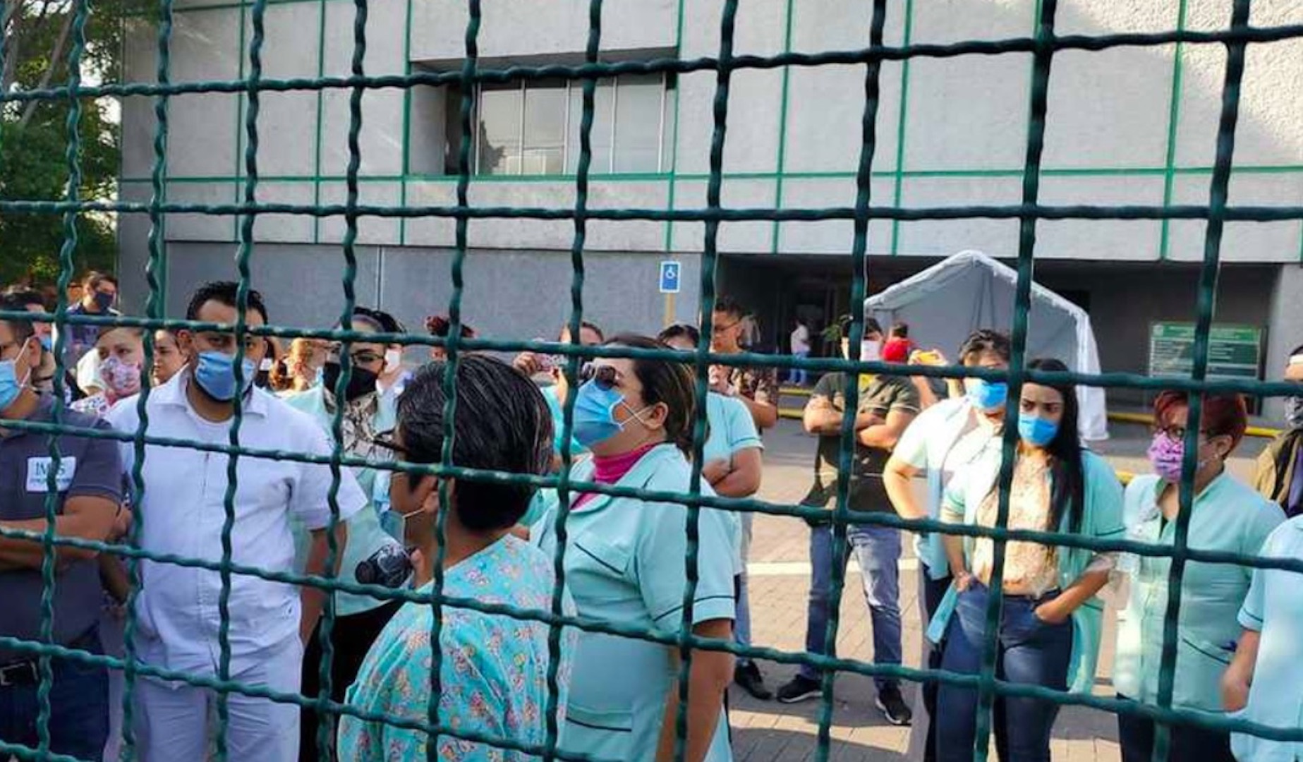 Protestan trabajadores del IMSS en la GAM por falta de insumos ante COVID-19