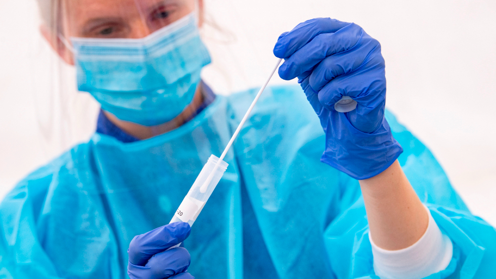 Juez federal ordena hacer pruebas de COVID-19 en centro de detención en California