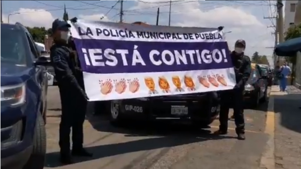 #Video Policías de Puebla rinden homenaje a personal de salud