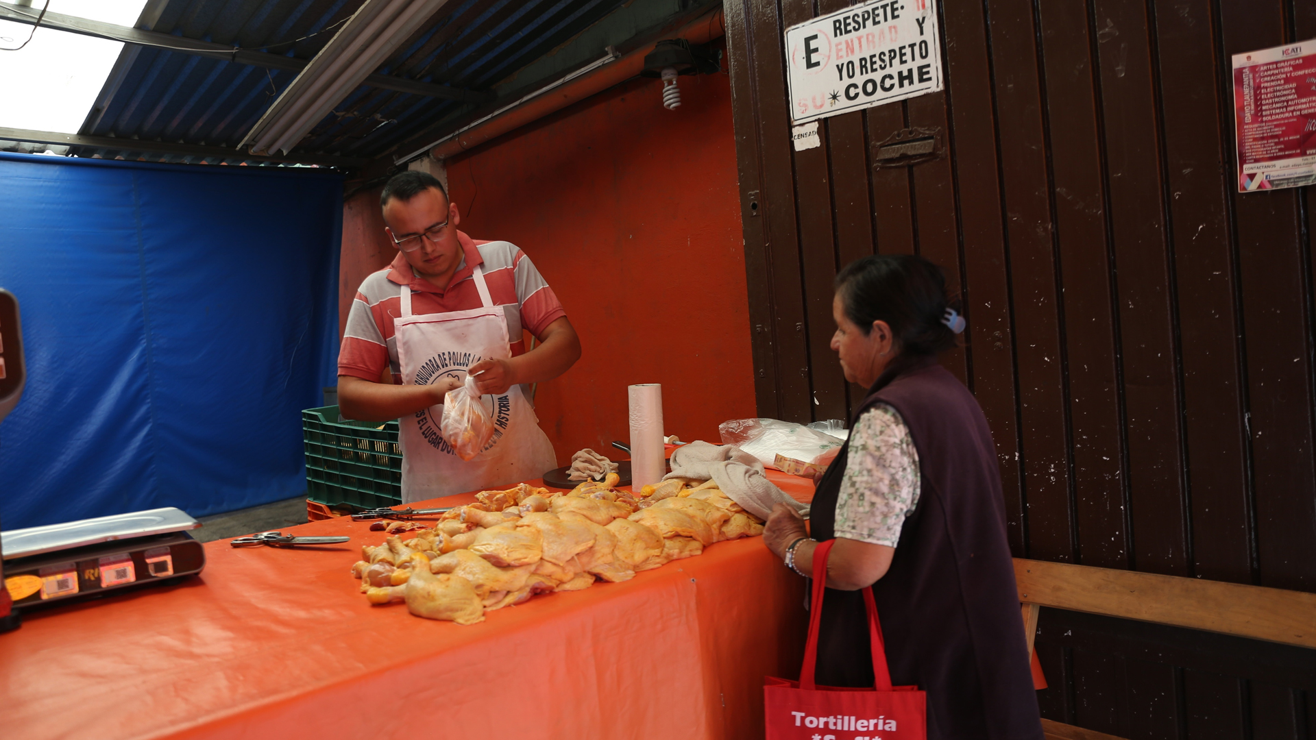 Ecatepec, donde la cuarentena no es opción - puesto-improvisado-de-carne-de-pollo-en-ecatepec