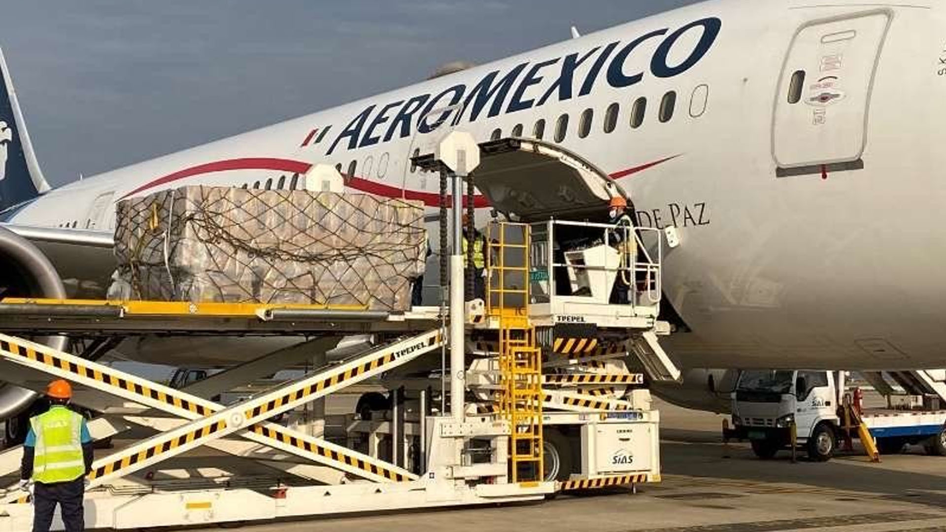 En ruta desde China, quinto vuelo a México con insumos médicos para atender COVID-19