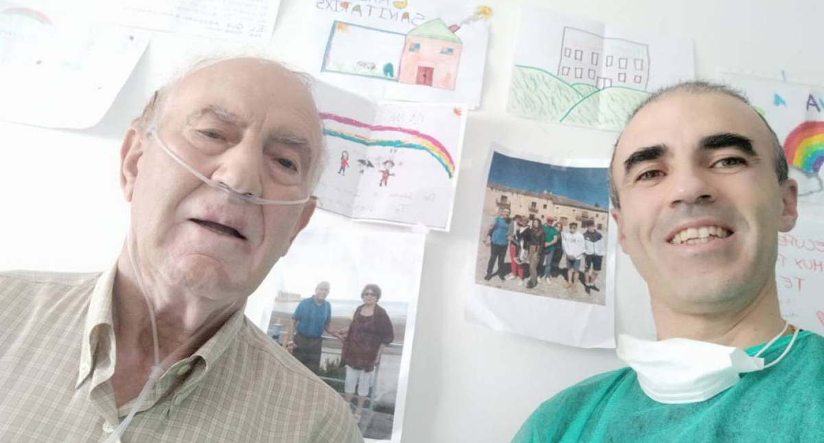 Hombre permanece más de un mes junto a su padre internado en hospital por COVID-19