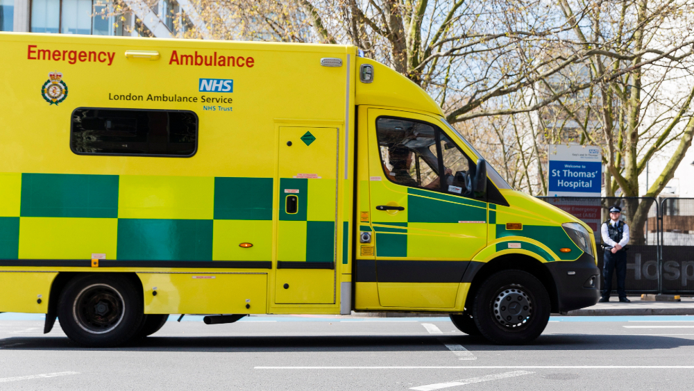 Reino Unido registra 786 muertos por COVID-19, su máximo en un día