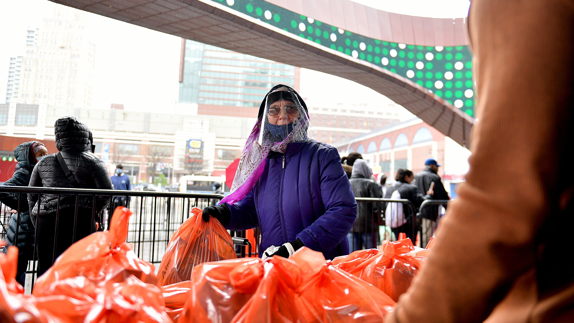 Se dispara demanda en bancos de alimentos de Nueva York - reparto-de-canasta-basica-en-banco-de-alimentos-para-nueva-york