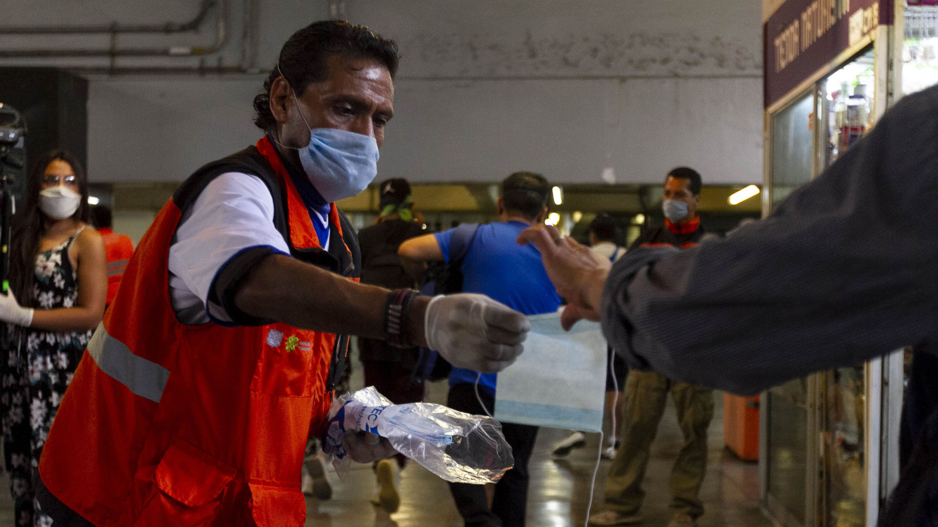 #Video Ciudad de México emite recomendaciones para usar cubrebocas - reparto-de-cubrebocas-en-el-metro-de-la-ciudad-de-mexico