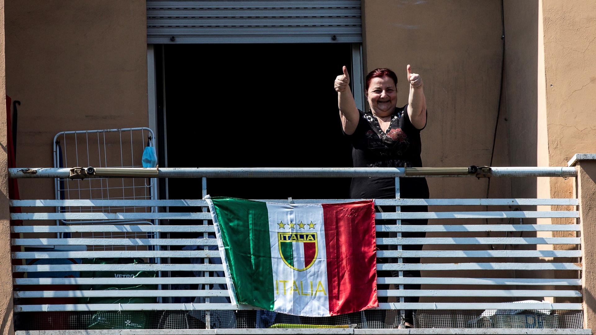 Bajan contagios de COVID-19 en Italia, pero aumentan decesos