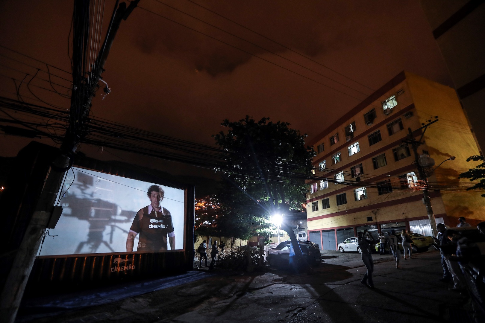 Habitantes de Río de Janeiro ven películas desde las ventanas y balcones