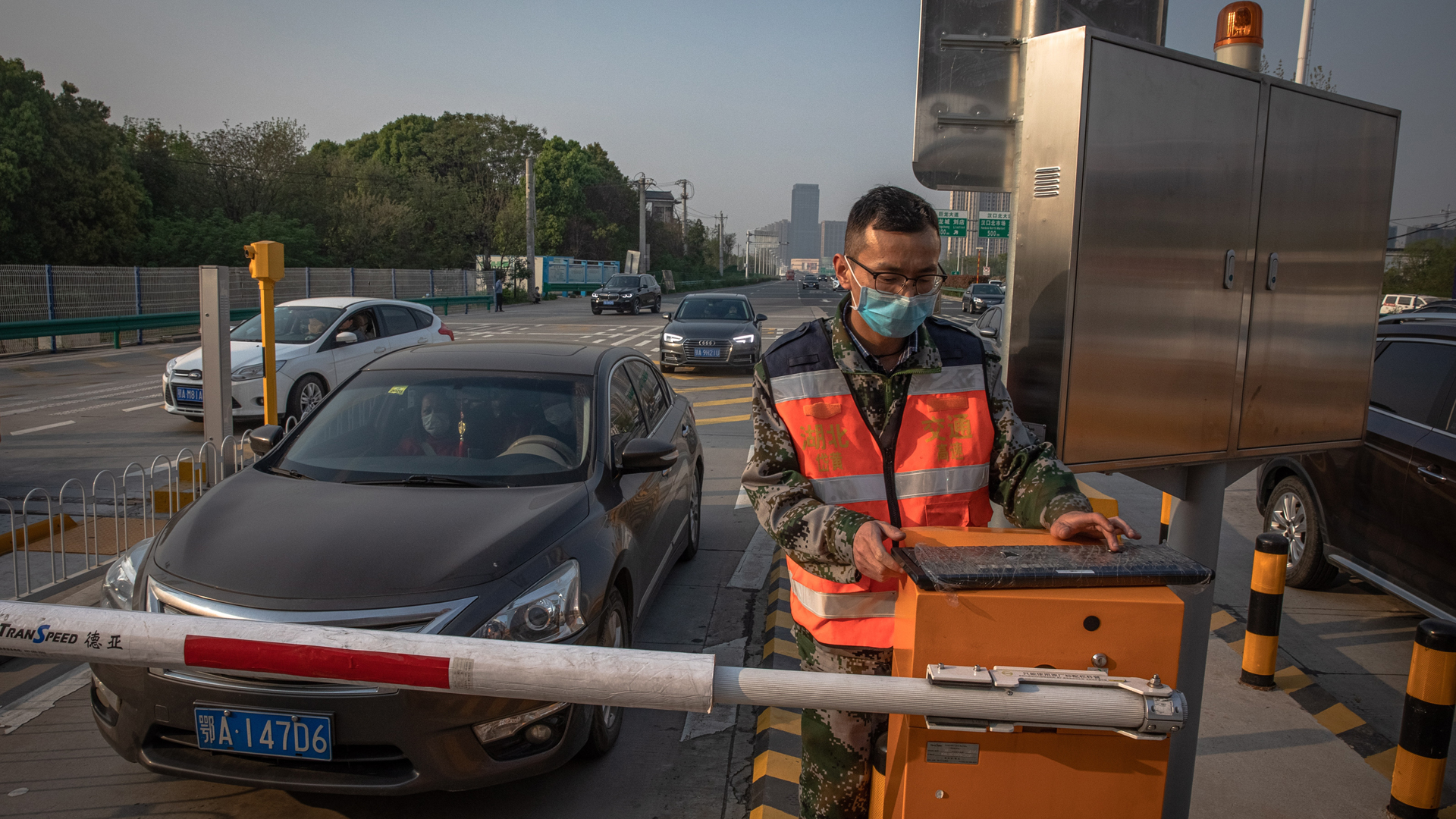 #Video Levantan cuarentena en Wuhan tras 76 días de bloqueo - salidas-de-wuhan-por-carretera