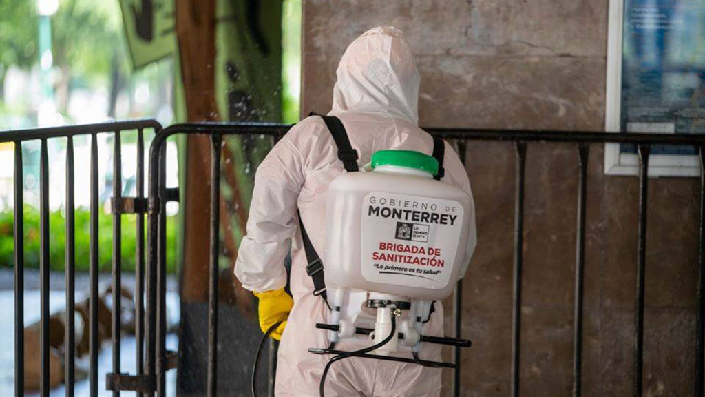 Sanitizan espacios públicos de Monterrey contra COVID-19