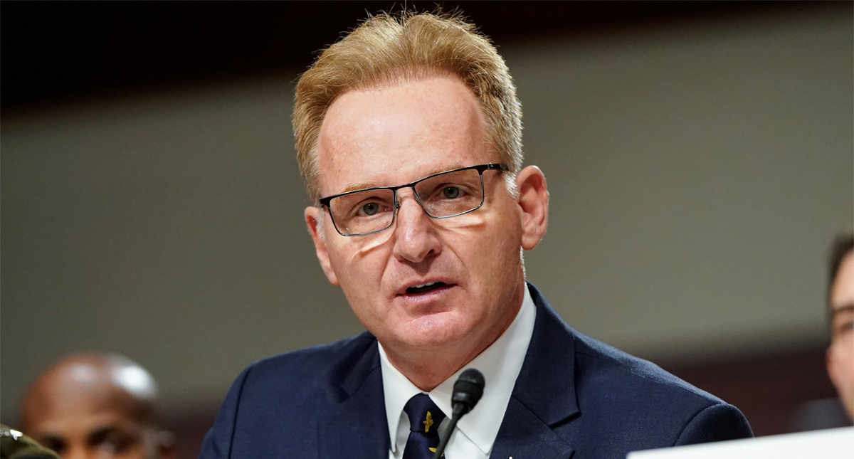 Secretario de la Armada de EE.UU. renuncia tras despedir a capitán que alertó COVID-19