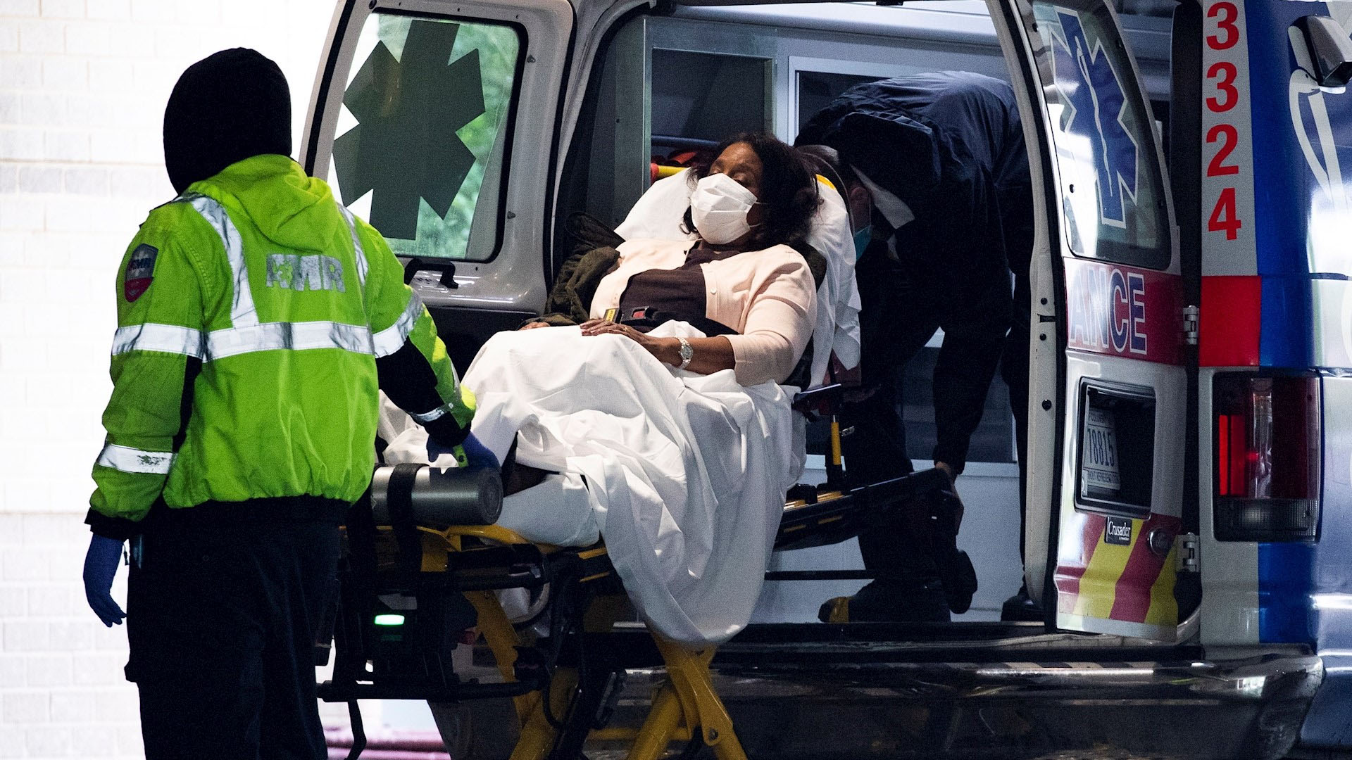 Actualiza CDC lista de síntomas de COVID-19; suma seis signos de advertencia