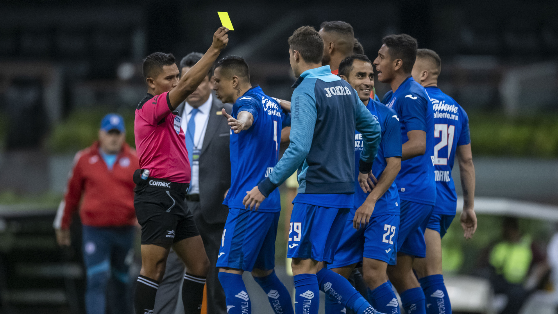 FIFA amonestaría a jugadores que escupan durante partidos