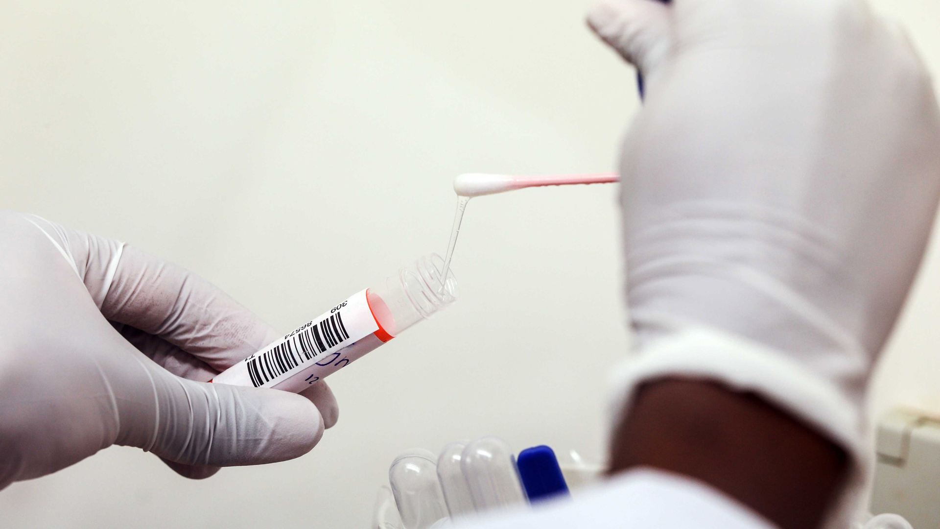 Nueva York aumentará pruebas de COVID-19 en barrios hispanos