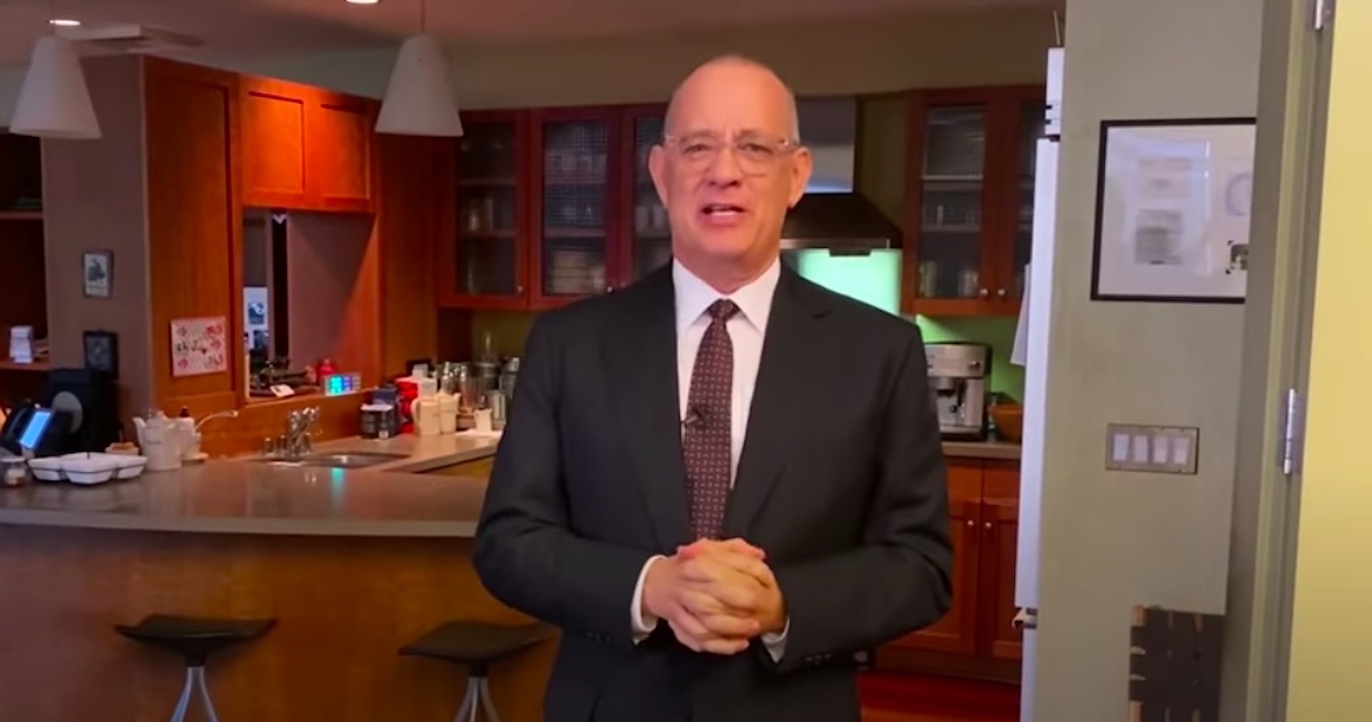 #Video “Hey, manténganse a salvo”, pide Tom Hanks al reaparecer tras superar el COVID-19