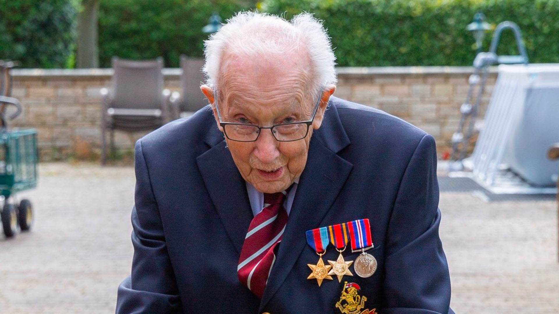 Británico de 99 años recauda más de 130 mdp para combatir COVID-19