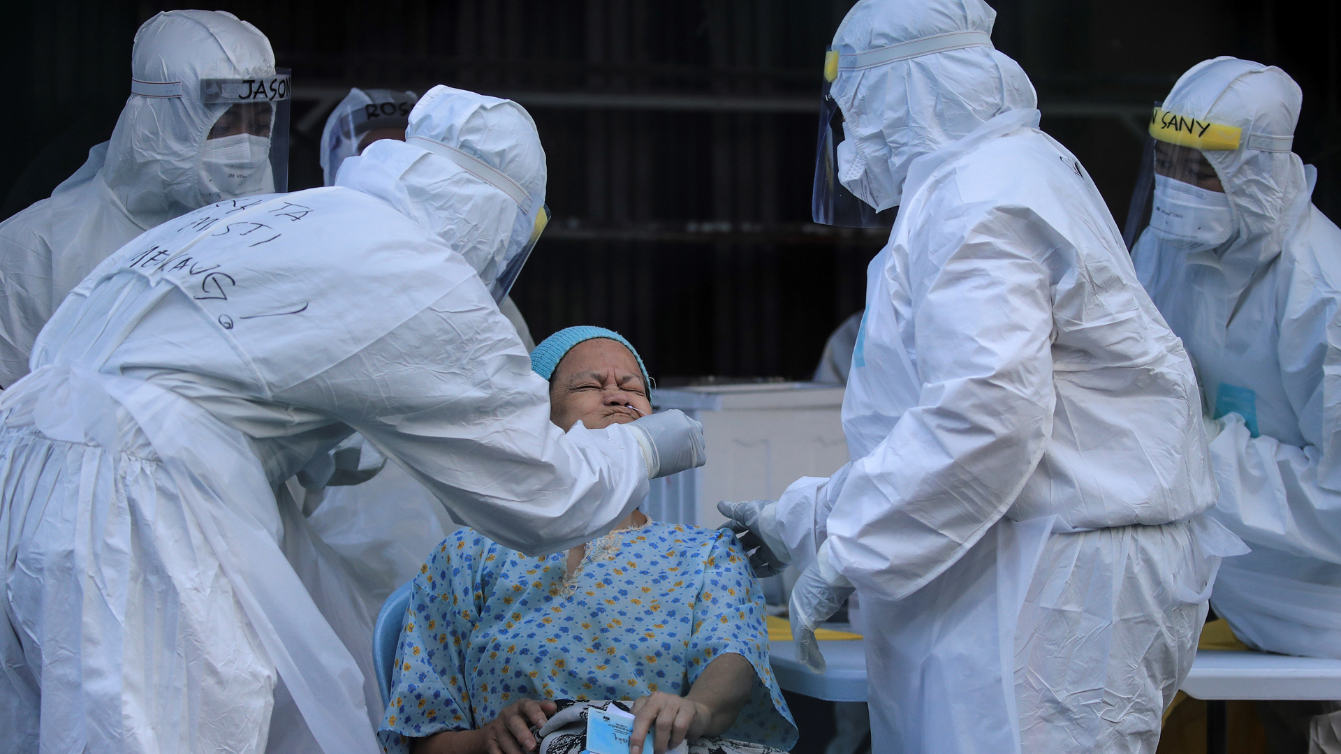 Muertes por COVID-19 en el mundo rebasan las 100 mil