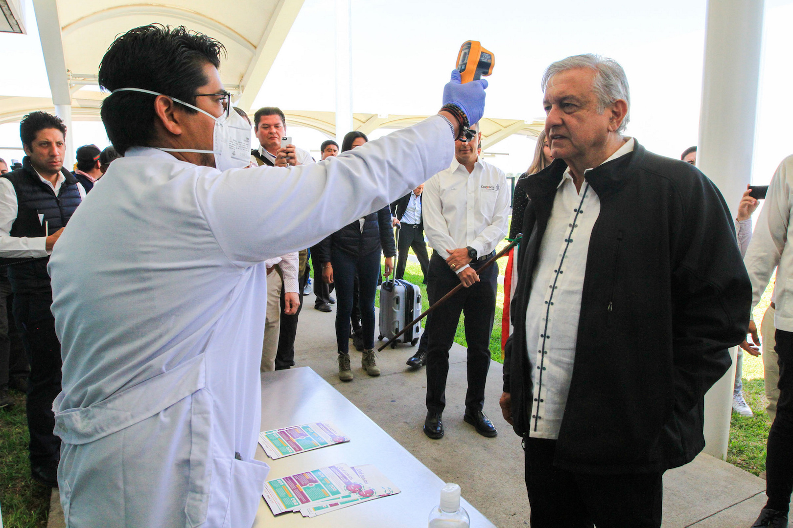 “¡Tengan!”, dice AMLO tras tomarse la temperatura en Oaxaca