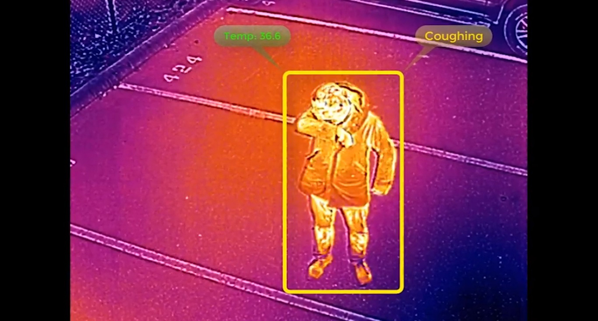 Desarrollan 'dron de la pandemia' para enfrentar al COVID-19 - toma-de-temperatura-de-persona-por-drone