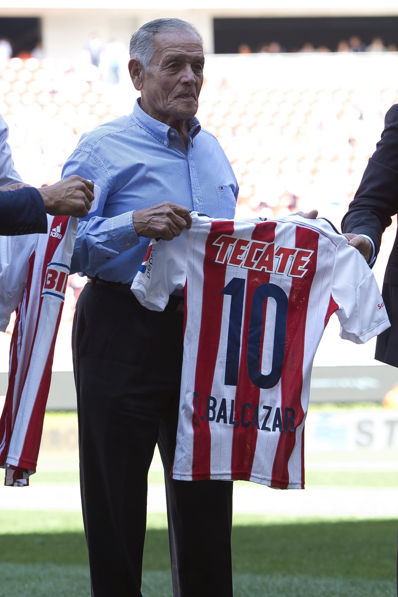 Murió Tomás Balcázar, leyenda de Chivas y abuelo de 'Chicharito' - tomas-balcazar-con-playera-de-chivas