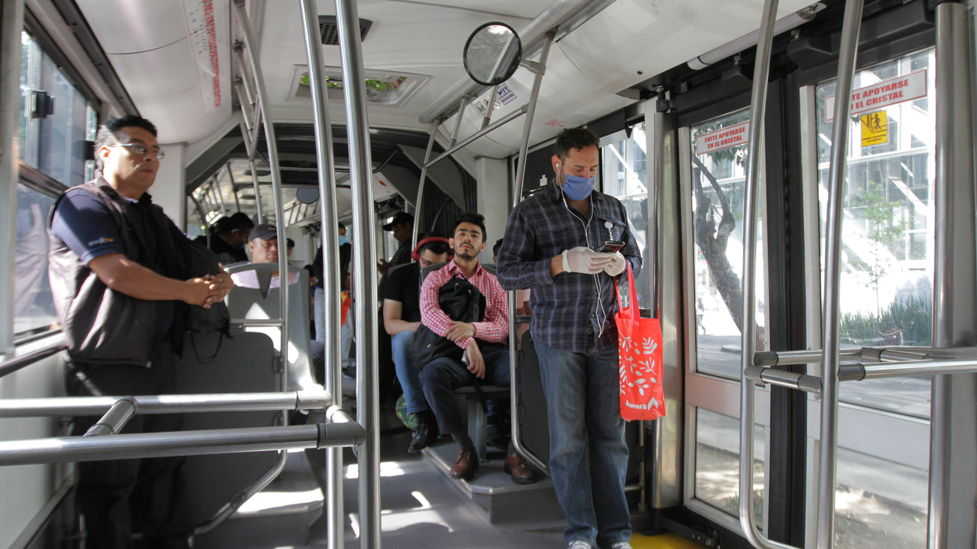 Contaminación y transporte público aumentan riesgo de contraer COVID-19