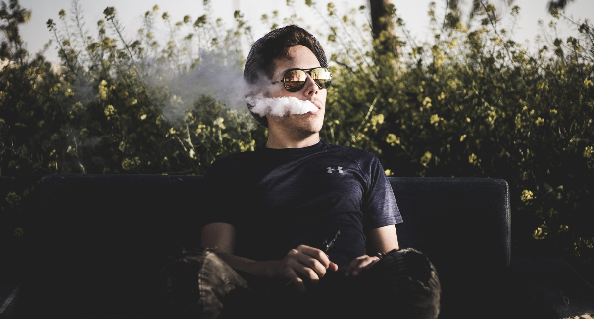 Fumadores y vapeadores con mayor riesgo ante COVID-19