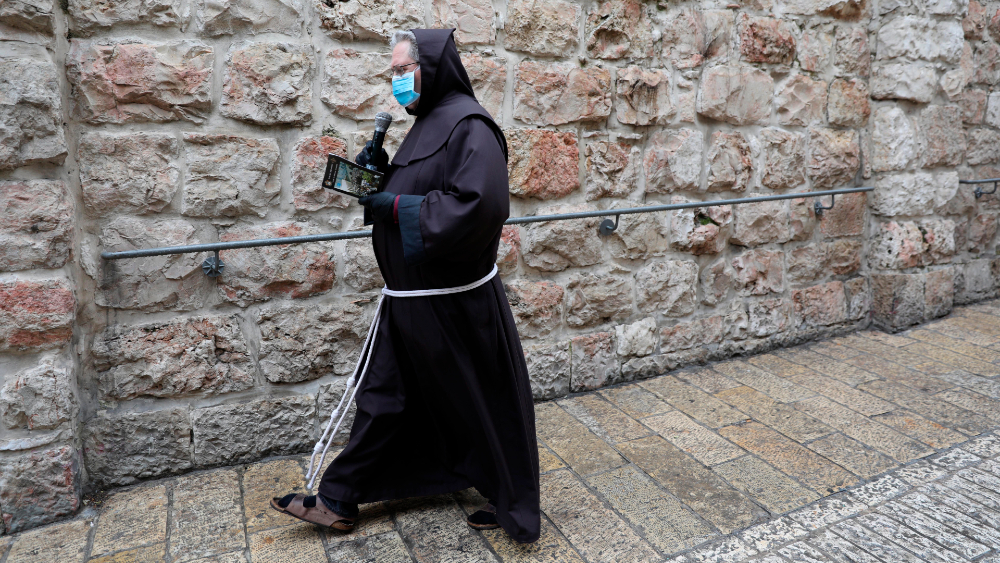 Un Vía Crucis gris y sin peregrinos recorre los pasos de Jesús en Jerusalén