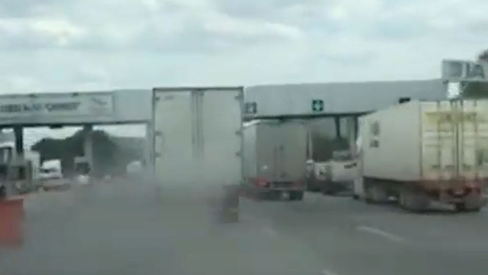 #Video Auxilian a tripulantes de tráiler sin frenos en Coahuila #Video Auxilian a tripulantes de tráiler sin frenos en Coahuila