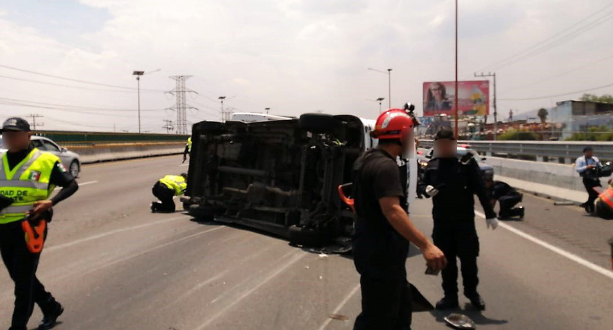 #Video Volcadura de transporte público en la México-Pachuca deja al menos 11 heridos