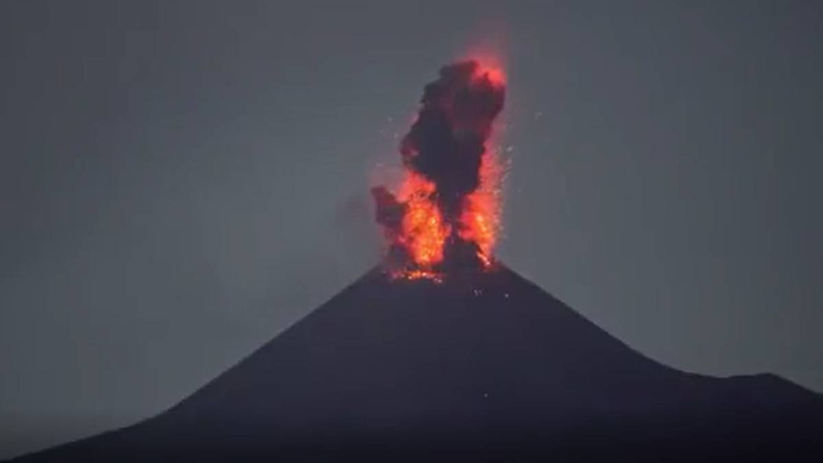 #Video Volcán Anak Krakatau hace erupción dos veces en Indonesia