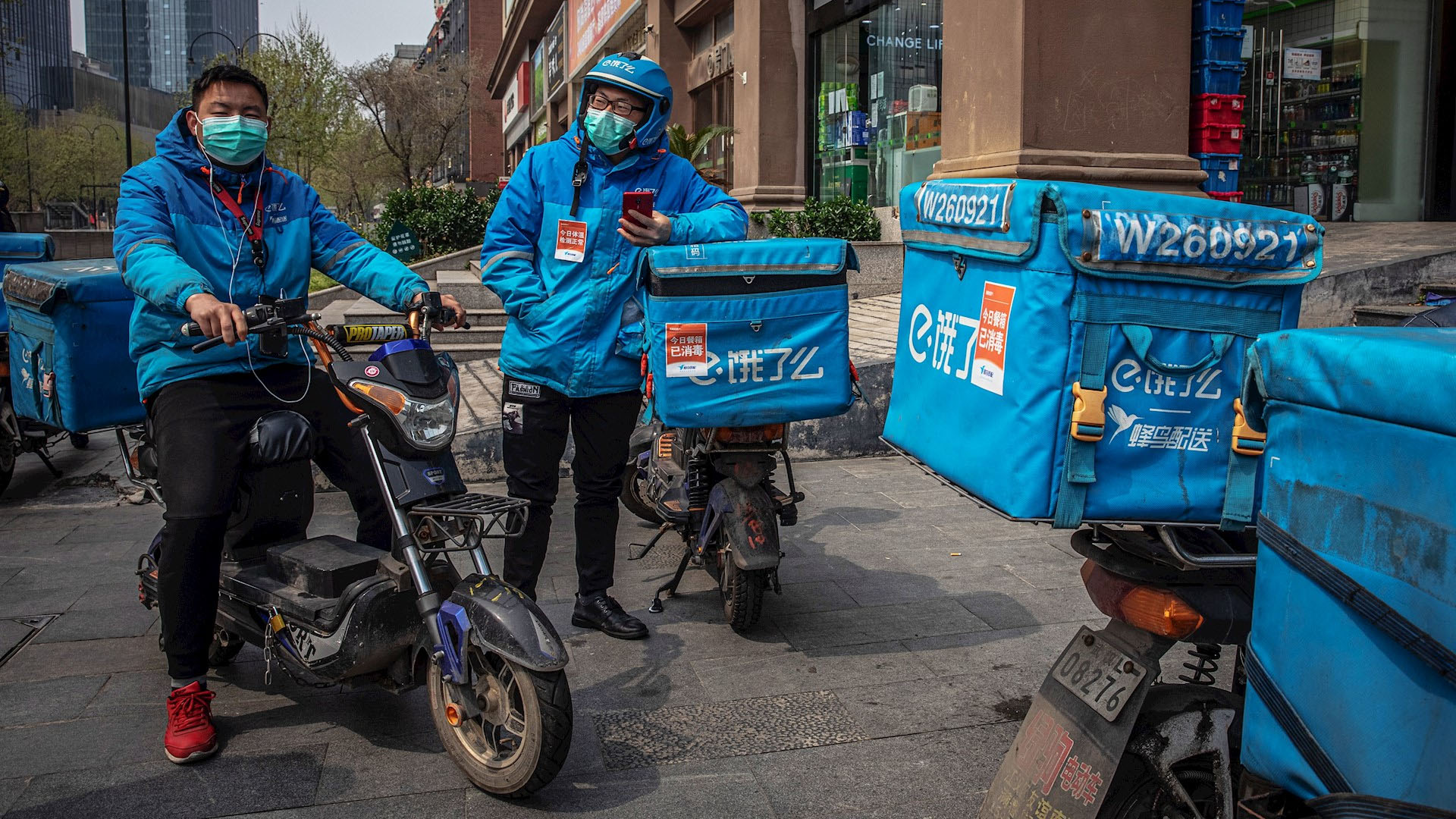 Voluntarios mantienen a Wuhan en pie durante cuarentena por COVID-19