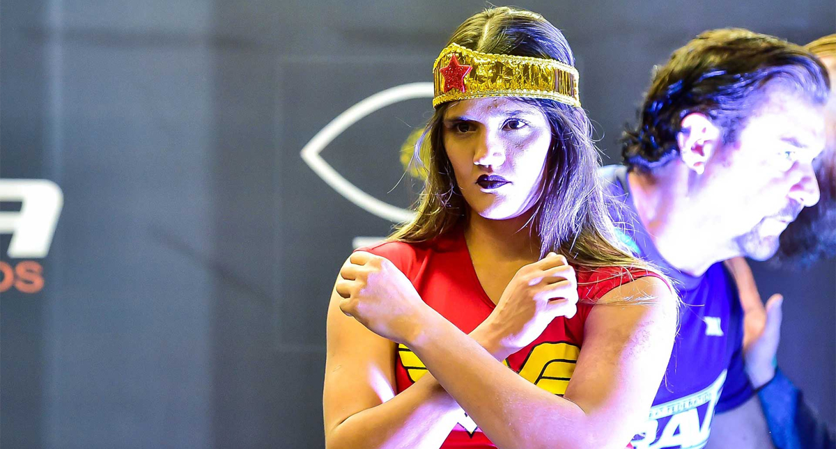 Luchadora brasileña detiene a hombre que le mostró los genitales