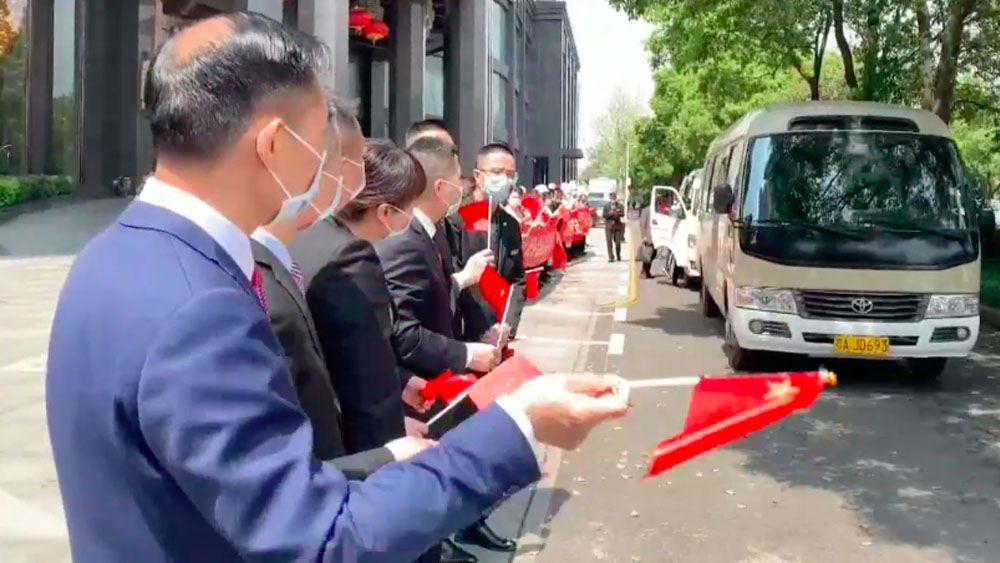 Wuhan se despide de los médicos que acudieron a luchar contra el coronavirus