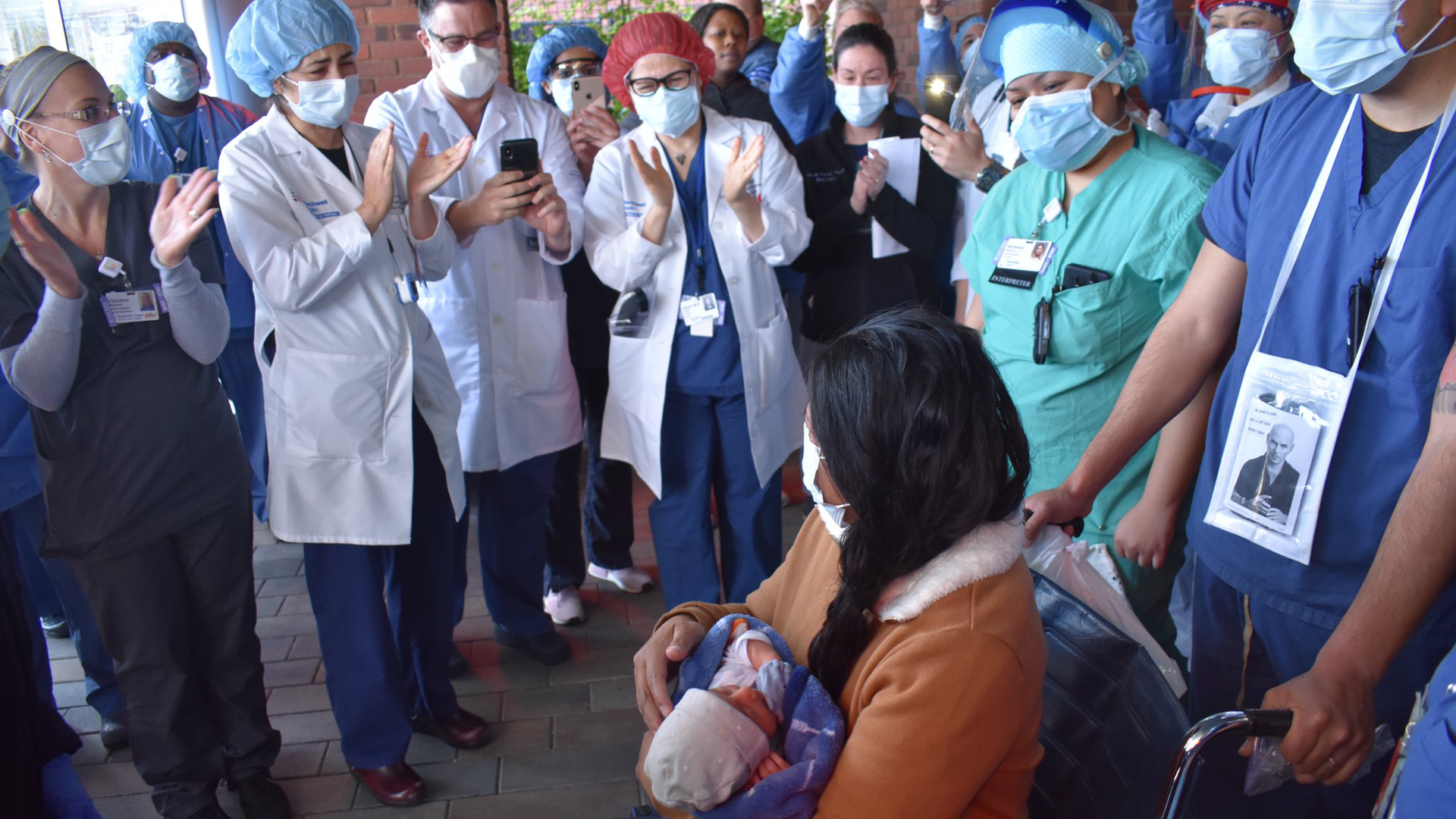 #Video Mujer con COVID-19 da a luz en coma y conoce a su bebé días después - yanira-soriano-recibio-los-aplausos-del-personal-del-hospital-en-el-que-fue-atendida