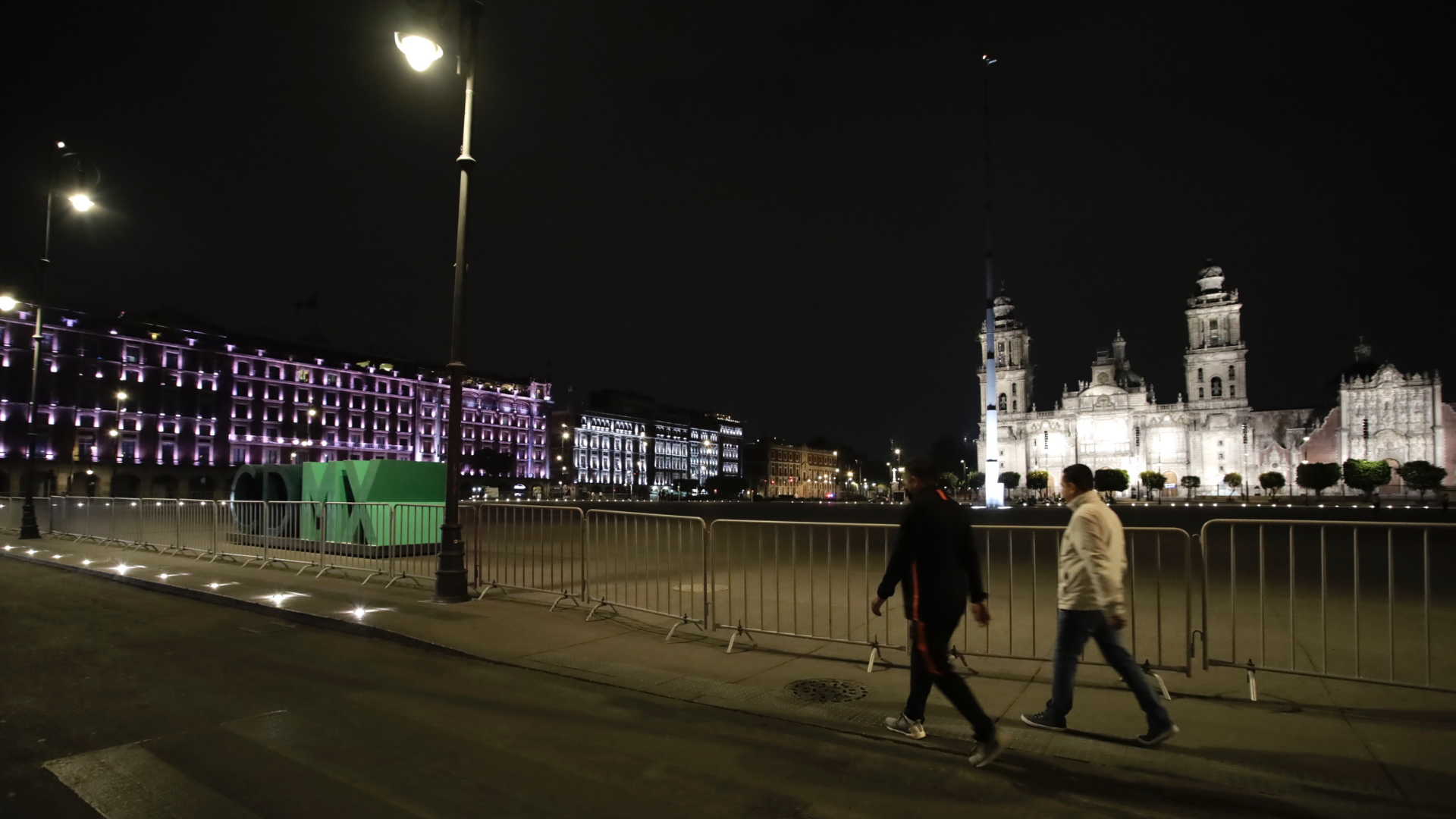 Cierran el Zócalo de la Ciudad de México por contingencia de COVID-19