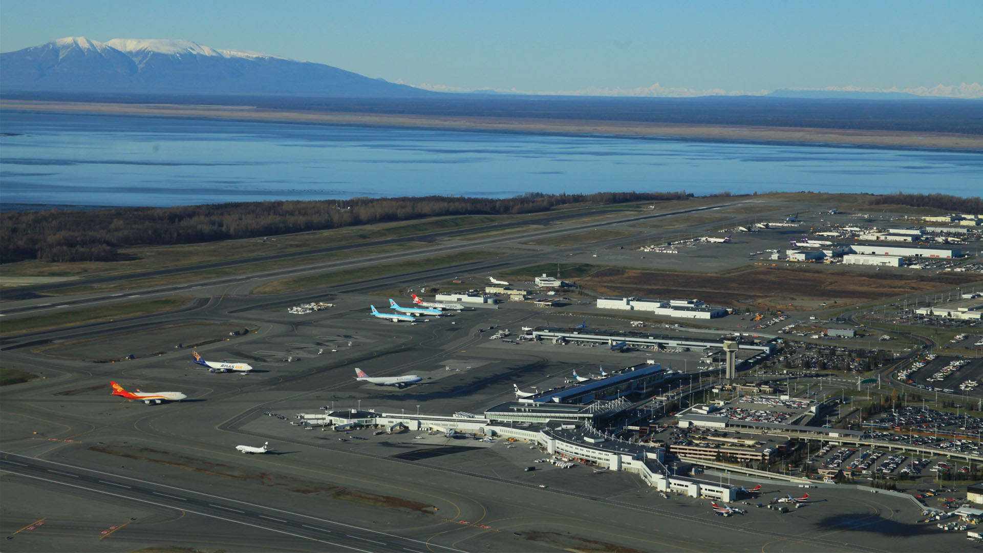 Cierran aeropuerto en Alaska tras incidente de seguridad en vuelo
