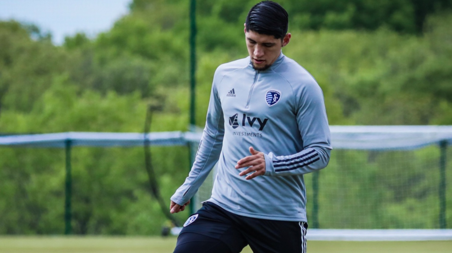 Alan Pulido sufre accidente casero; entrena con normalidad