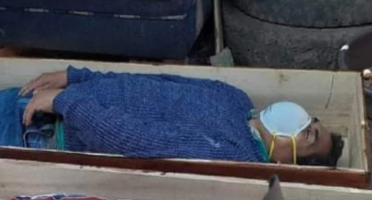 Alcalde en Perú finge estar muerto dentro de ataúd para evitar su detención