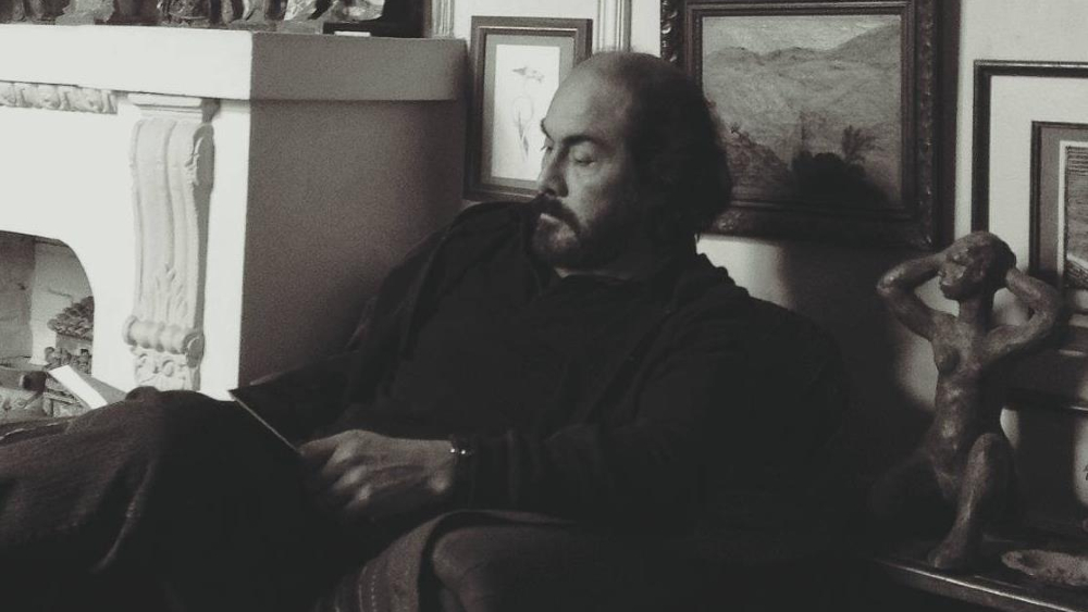 Pintor peruano Alfredo Alcalde denuncia robo de 20 óleos de su casa en México